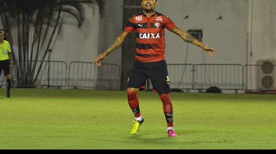 Imagem Com Marinho inspirado e gol de Kieza, Vitória vence Coritiba de virada