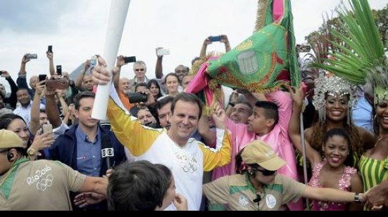 Imagem Condutor protesta contra Temer em revezamento da tocha no Rio