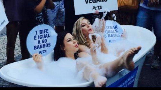 Imagem Mulheres aproveitam Olimpíada e tomam banho nuas na rua em defesa do veganismo