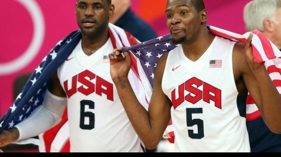 Imagem Concentrados em navio, americanos do basquete agradecem apoio