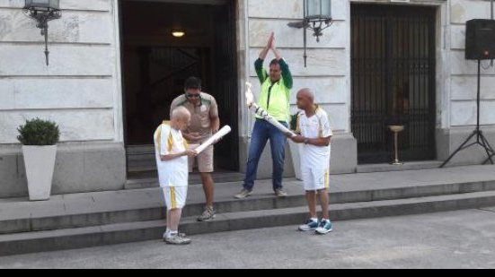 Imagem Tocha Olímpica recebe as bênçãos do Cristo e percorre ruas da zona sul do Rio