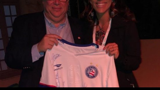 Imagem Ju Moraes presenteia representante do comitê austríaco com camisa do Bahia