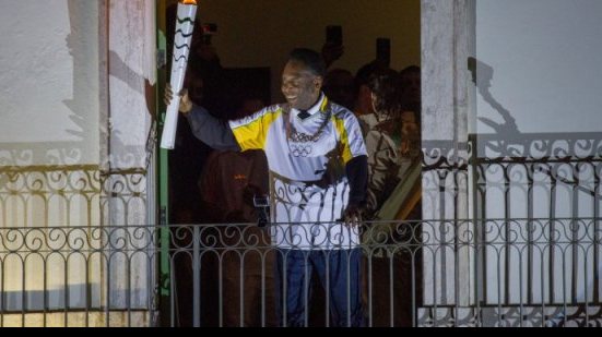 Imagem Pelé deixa de acender a pira Olímpica por causa de condições físicas