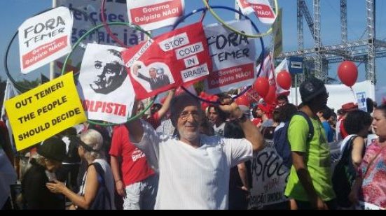Imagem Protesto em Copacabana desvia trajeto da tocha olímpica