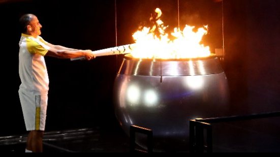Imagem Vanderlei Cordeiro acende pira olímpica em bela abertura dos jogos no Rio 