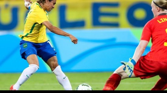 Imagem Ao som de &#039;Marta é melhor que Neymar&#039;, seleção goleia e avança às quar