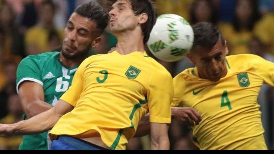 Imagem Sob vaias, Brasil empata com o Iraque e torcida pede Marta na seleção masculina 