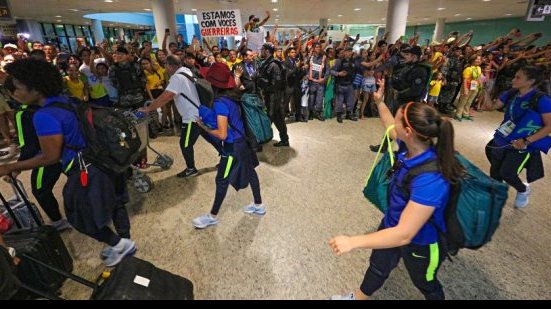 Imagem Seleção feminina é recebida com festa em Manaus
