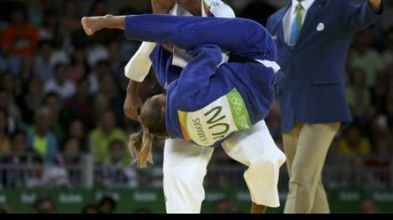 Imagem Judoca Rafaela Silva vence e avança para a semifinal