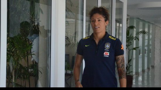 Imagem Exame aponta “pequena lesão” na atacante da seleção Cristiane