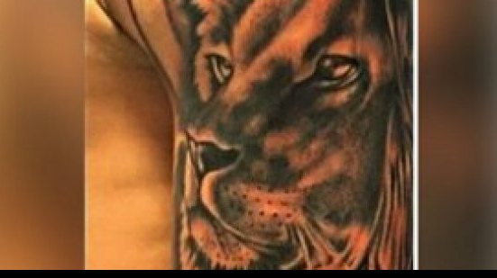 Imagem Jogador do Vitória faz tatuagem em referência ao clube e torcedores elogiam