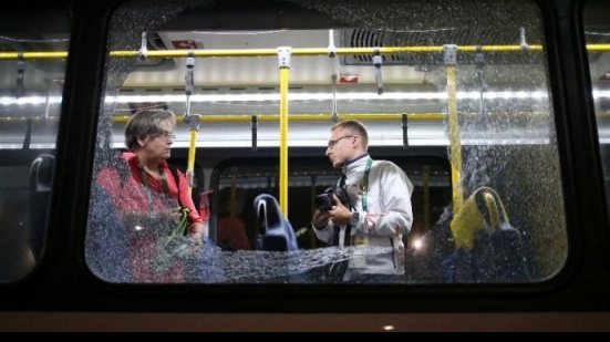 Imagem Rio 2016: ônibus com jornalistas é atingido e tem vidros quebrados