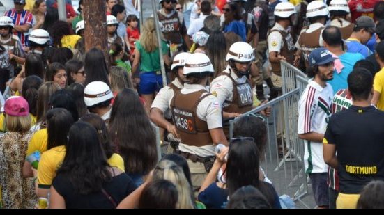 Imagem Torcedores enfrentam longa fila antes de entrarem na Fonte Nova