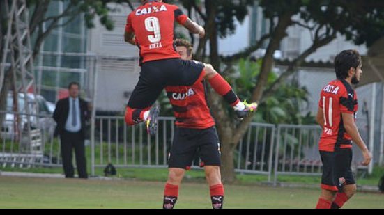 Imagem Vitória cede empate ao Santa Cruz e se mantém ameaçado 
