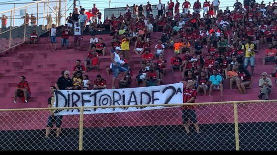 Imagem Torcida do Vitória protesta após empate com o Santa Cruz
