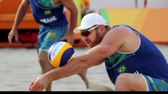 Imagem Brasil vence Estados Unidos no vôlei de praia masculino e vai às semifinais