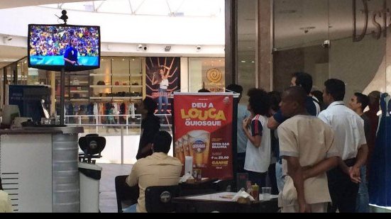 Imagem De saída do Bahia, Douglas Pires assiste a jogo da Seleção em Shopping 