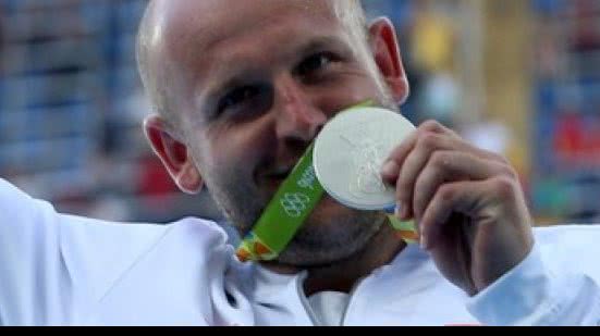 Imagem Medalha de prata na Rio 2016, atleta leiloa prêmio para ajudar garoto com câncer