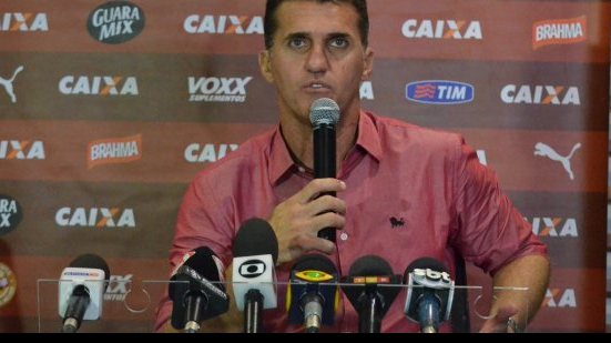 Imagem Mancini elogia 2º tempo do Vitória e admite crescimento de Kieza jogando aberto
