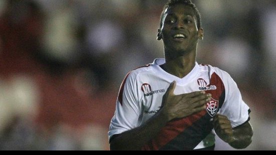 Imagem Encostado no Internacional, meia revelado no Vitória entra na mira do São Paulo