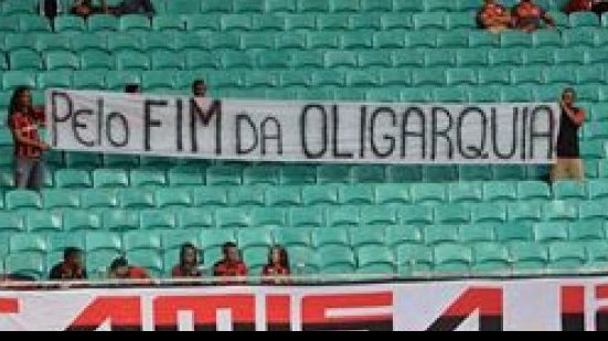 Imagem Torcida do Vitória protesta pedindo fim do ‘governo de poucos’ no clube