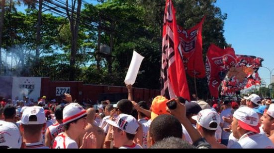 Imagem Torcedores invadem centro de treinamento do São Paulo e agridem jogadores