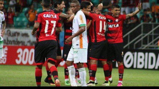 Imagem Vitória vence o América (MG), sobe duas posições e deixa zona da degola