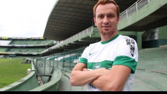 Imagem Vitória desiste de contratar atacante