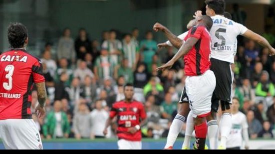 Imagem Vitória leva gol no fim, perde para o Coritiba e dá adeus a Sul-Americana