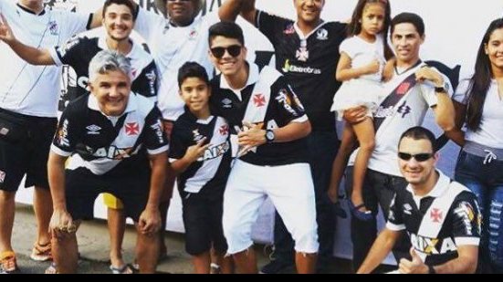 Imagem Grupo de vascaínos faz fila em busca de ingressos para confronto com o Bahia
