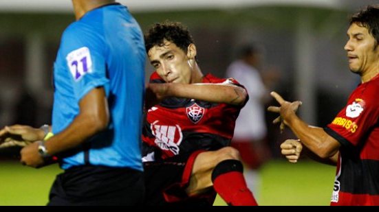 Imagem Fora dos planos no Corinthians, ex-Vitória desperta interesses na Série A