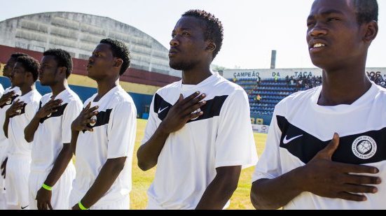 Imagem Time de haitianos refugiados luta para disputar campeonato carioca de futebol