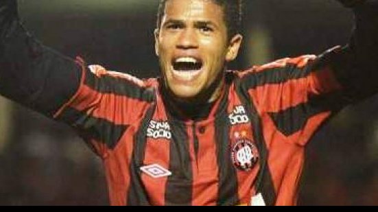 Imagem Lateral revelado no Vitória avisa que objetivo do Atlético-PR é a Libertadores
