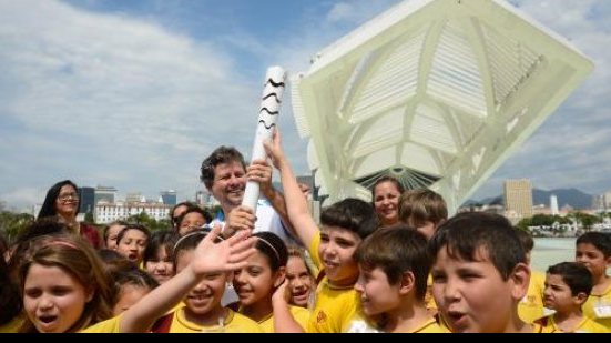 Imagem Revezamento da tocha paralímpica percorre ruas do Rio de Janeiro