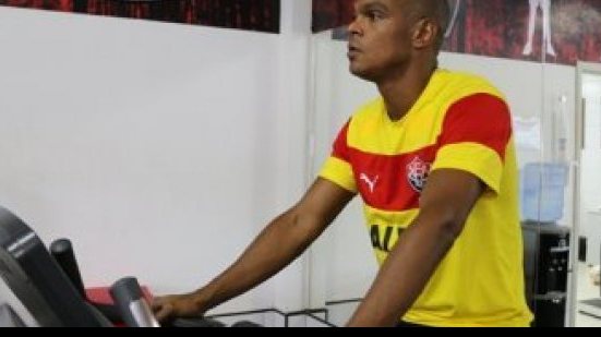 Imagem Zagueiro sofre entorse no tornozelo e tem estreia adiada no Vitória