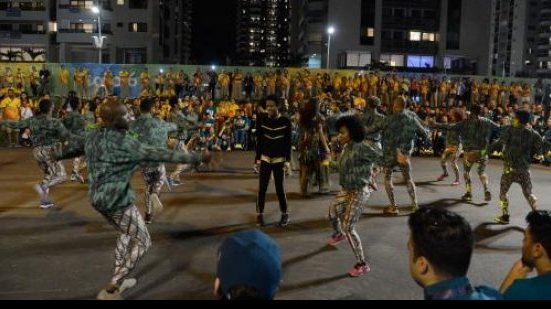 Imagem Brasileiros quebram protocolo na cerimônia e fazem festa na Vila dos Atletas 
