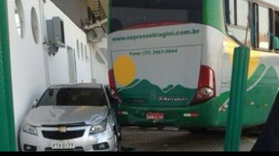 Imagem No Independência, ônibus perde freio e bate no carro do presidente do Atlético