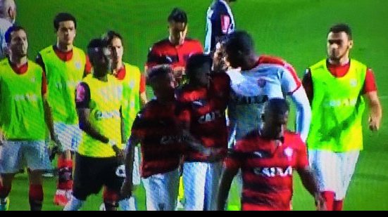 Imagem   Goleiro e atacante do Vitória discutem no intervalo na Arena Independência