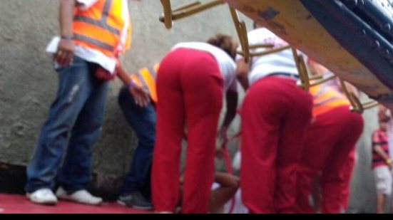 Imagem  Após comprar ingresso do Vitória, flamenguista tenta pular muro e quebra o pé