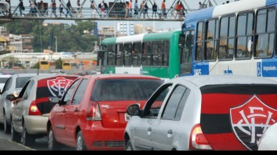 Imagem Antes da partida, torcedores do Vitória protestam com carreata em Salvador
