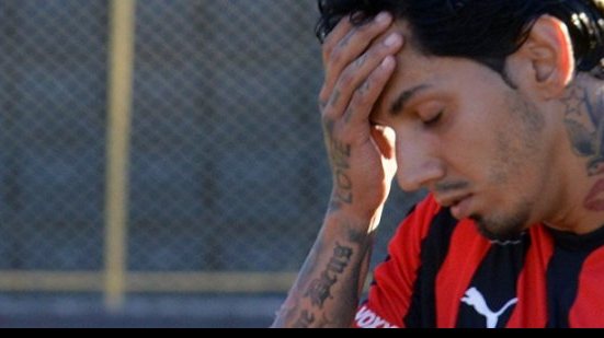 Imagem  Após ser flagrado em festa, Victor Ramos é afastado do Vitória