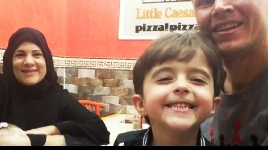 Imagem Ao lado da família, ex-Vitória diz que está feliz no futebol Árabe
