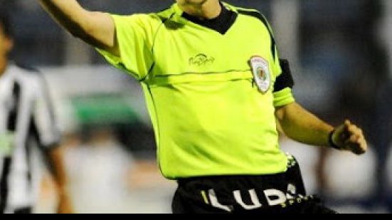 Imagem Árbitro relata sandália atirada em campo na súmula; Vitória pode ser penalizado