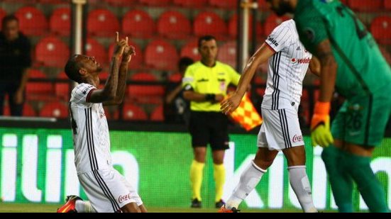 Imagem Talisca comemora suporte recebido no Besiktas e mira clássico contra Galatasaray