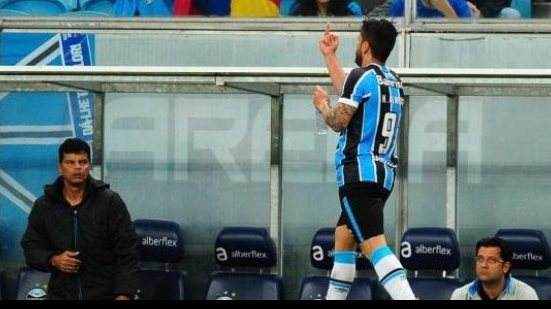 Imagem Ex-jogador da dupla Ba-Vi faz gesto obsceno para a torcida e causa revolta  
