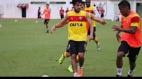 Imagem Com Kanu de titular, Argel comanda coletivo no Vitória