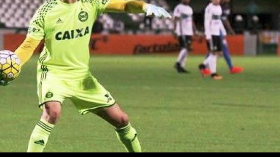 Imagem Rebaixado com o Vitória, goleiro tenta salvar o Coritiba na Série A