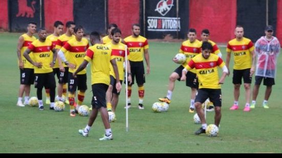 Imagem Debaixo de chuva, Vitória treina com bola de olho no São Paulo