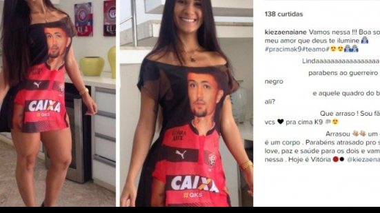 Imagem Naiane posa de vestido curto com foto de Kieza e deixa aparecer quadro do Bahia