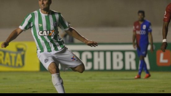 Imagem Em noite inspirada de Léo Gamalho, Goiás atropela o Paraná